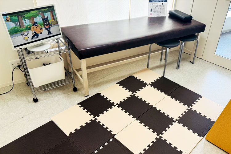 キッズルーム　※小さいお子様が待ってる間に過ごせるように、本やおもちゃやYouTubeがみれます。