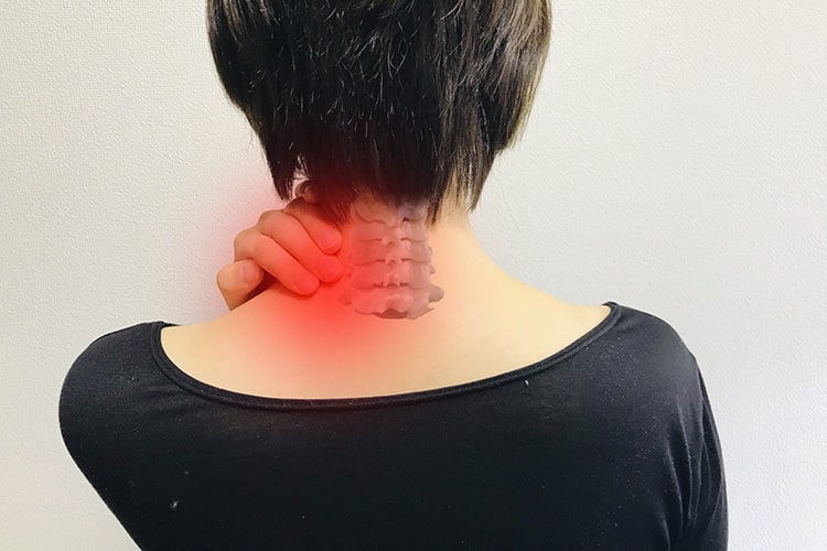 首の痛み